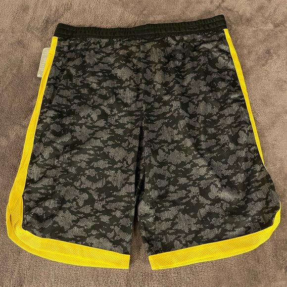 DISNEY WORLD STAR WARS REBELS BLACK & GOLD CAMO JERSEY SHORTS MENS SMALL - Picture 2 of 4